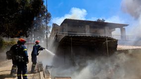 Παλαιά Φώκαια: «Πάει να ξεφύγει η φωτιά» - Έκκληση από τον δήμαρχο Λαυρεωτικής (vids)