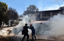 Φωτιά στην Παλαιά Φώκαια – Καίγονται σπίτια – Μηνύματα από το 112 για εκκένωση οικισμών – Απεγκλωβίστηκαν ηλικιωμένοι και παιδιά