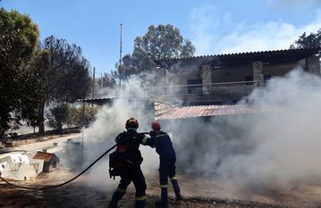 Φωτιά στην Παλαιά Φώκαια – Καίγονται σπίτια – Μηνύματα από το 112 για εκκένωση οικισμών – Απεγκλωβίστηκαν ηλικιωμένοι και παιδιά