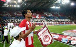 «Γαύρος για πάντα, σ' αγαπώ Ολυμπιακάρα»:  Ο Ντουντού παρέλαβε την επετειακή φανέλα των «ερυθρόλευκων» (vid)