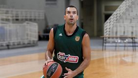 «Ποιος Γιώργος;» - Η αντίδραση του ξαφνιασμένου Σλούκα όταν ρωτήθηκε αν είναι καλός προπονητής ο Μπαρτζώκας! (vid)