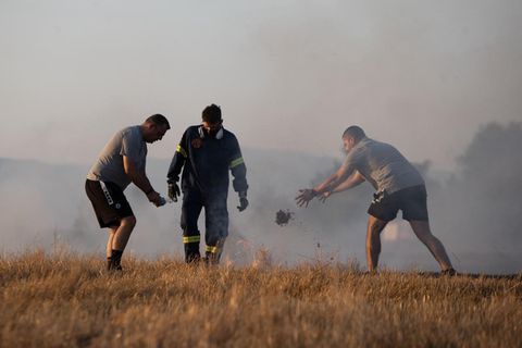 Άνθρωποι του Ατρόμητου έσβηναν φωτιά έξω από το ξενοδοχείο της ομάδας τους