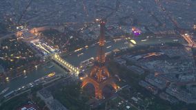 Το εντυπωσιακό πλάνο του φωταγωγημένου Πύργου του Άιφελ από ψηλά