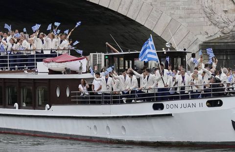 Η συγκινητική ανάρτηση των Μπακς με σημαιοφόρο τον Γιάννη Αντετοκούνμπο