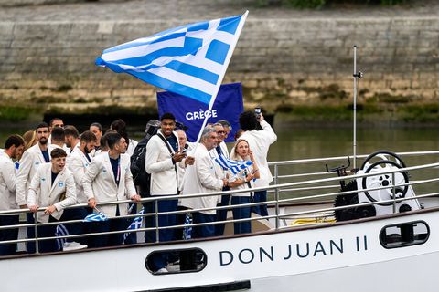 Ανατριχίλα: Η στιγμή που εμφανίστηκε το πλοιάριο της ελληνικής αποστολής με σημαιοφόρους Ντρισμπιώτη και Αντετοκοκούνμπο (vid)