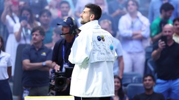 «Ένα ιστορικό μπουφάν για ένα ιστορικό είδωλο» Η Lacoste αποκαλύπτει πώς δημιουργήθηκε αυτό το εμβληματικό κομμάτι: Η λεπτομέρεια στην πλάτη λέει μια ξεχωριστή ιστορία