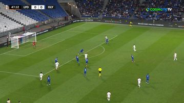 Κοντά στο γκολ η Λυών, στο δοκάρι το σουτ του Λακαζέτ