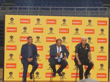 Το μήνυμα του Ντράγκαν Σάκοτα στον κόσμο της ΑΕΚ Betsson: «Τον θέλουμε δίπλα μας, δεν χρειάζεται να ανοίξω το YouTube για να τον δω»