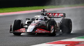 Πέντε χρόνια μετά, ο Γκροζάν οδήγησε ξανά μονοθέσιο της Formula 1 (pics)