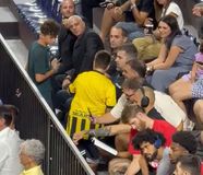 Παιδάκι με φανέλα της ΑΕΚ έβγαλε φωτογραφία με τον Μπαρτζωκα