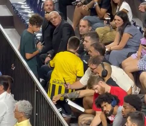 Υπέροχη στιγμή στη Ρόδο: Μικρός φίλαθλος της ΑΕΚ έβγαλε φωτογραφία με τον Μπαρτζώκα (vid)