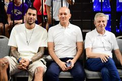 Ο Γιώργος Αγγελόπουλος και ο Πρίντεζης παρακολουθούν μαζί το Ολυμπιακός - Καρδίτσα