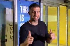 Ο Παπασταθόπουλος έφτασε στην Ισπανία για να ολοκληρώσει τη μεταγραφή του στην Μπέτις (vid)