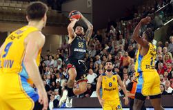 Εξωπραγματικός Τζέιμς και διασυρμός της Μακάμπι στην έδρα της Μονακό