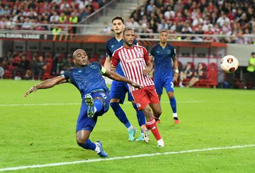 Αδιανόητο αυτογκόλ του Ογκμπόνα για το 2-0 του Ολυμπιακού - Πήρε φωτιά το «Γ. Καραϊσκάκης» (vid)