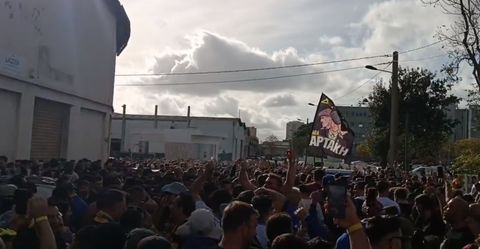 Ξέφρενο πάρτι στη Μασσαλία: Η κοινή πορεία των οπαδών της ΑΕΚ και της Μαρσέιγ για το «Βελοντρόμ» (vids)