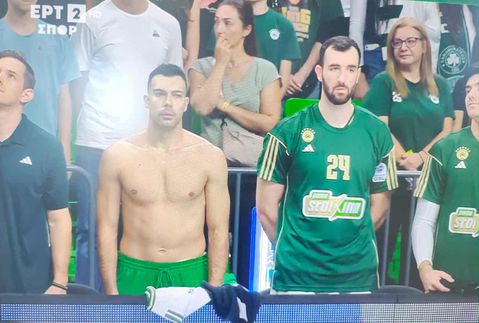 Ημίγυμνος σε στάση προσοχής ο Κώστας Σλούκας στη διάρκεια της ανάκρουσης του εθνικού ύμνου (vid)