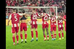 Οι παίκτες του Ολυμπιακού έστησαν το δικό τους... πάρτι με την κερκίδα στο «Καραϊσκάκης» (vid)