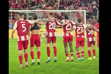 Οι παίκτες του Ολυμπιακού έστησαν το δικό τους... πάρτι με την κερκίδα στο «Καραϊσκάκης» (vid)