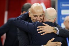 Θερμή αγκαλιά ανάμεσα σε Κοβάσεβιτς και Νίκολιτς πριν το Ολυμπιακός - ΑΕΚ (pics)