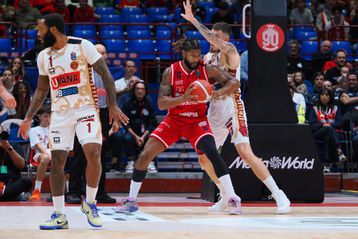 Η Αρμάνι λύγισε τη Βενέτσια με τριάδα - φωτιά