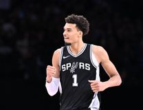 Απίστευτο roller coaster και νίκη για τους Σπερς με κυρίαρχο Γουεμπανιαμά