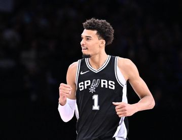 Απίστευτο roller coaster και νίκη για τους Σπερς με κυρίαρχο Γουεμπανιαμά