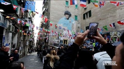 Βίντεο-ανατριχίλα: Όλη η Νάπολι συγκεντρώθηκε για να τραγουδήσει το θρυλικό σύνθημα για τον Μαραντόνα