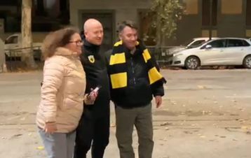 Ο Νίκολιτς φωτογραφήθηκε με οπαδούς της ΑΕΚ έξω από το γήπεδο της Φιορεντίνα