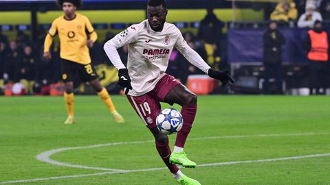 Πρώην super star της Άρσεναλ παντρεύεται πρωταγωνίστρια ερωτικών ταινιών