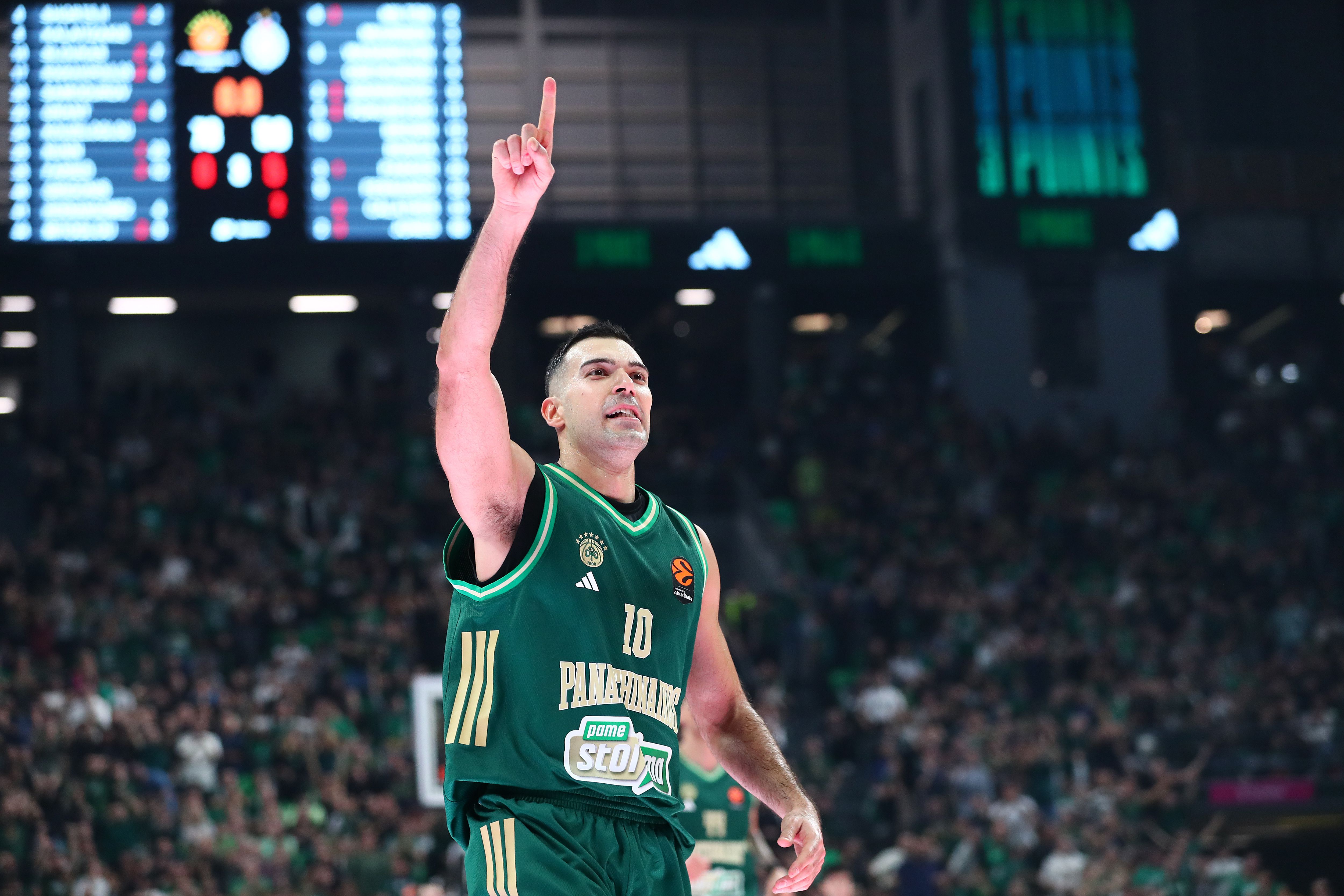 Η συγκινητική αντίδραση του Σλούκα στην αποθέωση από τον κόσμο του Παναθηναϊκού (vid)