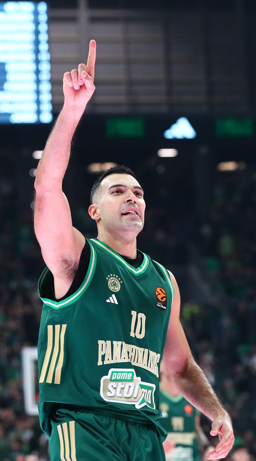 Η συγκινητική αντίδραση του Σλούκα στην αποθέωση από τον κόσμο του Παναθηναϊκού (vid)