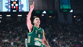 Η συγκινητική αντίδραση του Σλούκα στην αποθέωση από τον κόσμο του Παναθηναϊκού (vid)