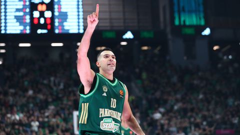 Η συγκινητική αντίδραση του Σλούκα στην αποθέωση από τον κόσμο του Παναθηναϊκού (vid)