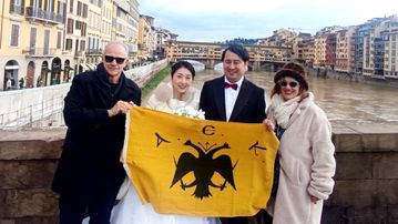 Απίστευτο σκηνικό στη Φλωρεντία: Νεόνυμφο ζευγάρι ποζάρει με τη σημαία της ΑΕΚ