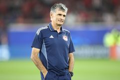 Οι φίλοι του Ολυμπιακού αποθεώσαν τον Μεντιλίμπαρ - Τα τέτ α τετ του με τα μέλη της αποστολής της Ρεάλ Μαδρίτης (pic)