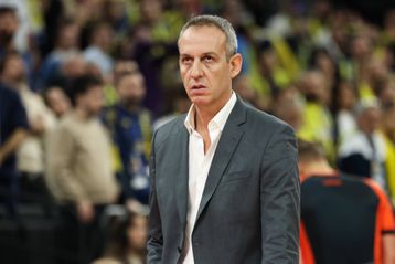 Οι δύο Έλληνες κόουτς που βρίσκονται στη λίστα της Μακάμπι για την αντικατάσταση του Κάτας