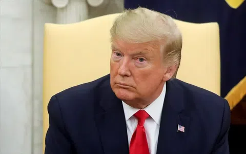 ΗΠΑ: Ο Τραμπ εξαπολύει νέα προσβλητική επίθεση σε γυναίκα δημοσιογράφο για δημοσίευμα σχετικά με την ηλικία του