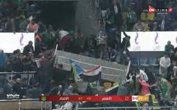 Κατέρρευσε κερκίδα σε αγώνα μπάσκετ στο Κάιρο, τραυματίστηκαν δεκάδες άτομα (vid)