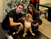 Ο Ρεγκιλόν, που έχει προταθεί στην ΑΕΚ, ποζάρει μπροστά από το χριστουγεννιάτικο δέντρο μαζί με τη νέα του σύντροφο