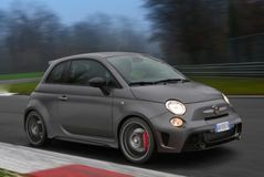 Abarth 695 biposto: Το μικρότερο supercar το κόσμου (vid)