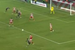 Ασίστ του Σάλιακα στη νίκη της Ζανκτ Πάουλι επί της Φορτούνα του Τζόλη που σκόραρε