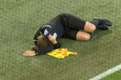 Τρομερές σκηνές στη Γερμανία: Τραυματίστηκε ο επόπτης στο Βόλφσμπουργκ-Κολωνία και από τα μεγάφωνα του γηπέδου ζητήθηκε ερασιτέχνης διαιτητής! (vid)