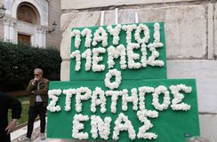 «11 αυτοί 11 εμείς, ο στρατηγός ένας» - Το στεφάνι με την ιστορική φράση του Πούσκας στο λαϊκό προσκύνημα του Μίμη Δομάζου