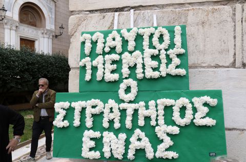 «11 αυτοί 11 εμείς, ο στρατηγός ένας» - Το στεφάνι με την ιστορική φράση του Πούσκας στο λαϊκό προσκύνημα του Μίμη Δομάζου