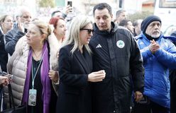 Συγκλονίζει η κόρη του Δομάζου: «Ο πατέρας μου είναι εδώ. Όλη η Ελλάδα θρηνεί!»