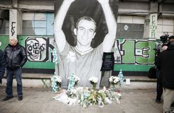 Σήμερα το τελευταίο «αντίο» στον Μίμη Δομάζο – Σε λαϊκό προσκύνημα η σορός του