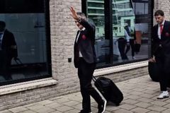 Χαμός στο ξενοδοχείο του Ολυμπιακού: Θερμή υποδοχή από τον κόσμο της ομάδας (vid)