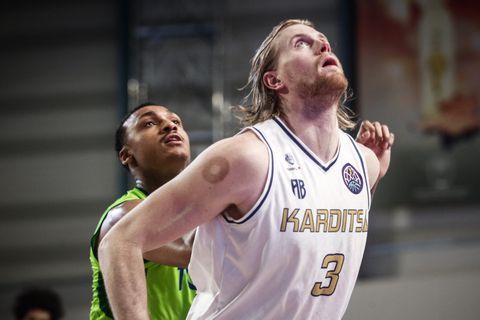 Η Καρδίτσα δεν άντεξε στο δεύτερο ημίχρονο και η Τόφας πήρε νίκη με «τρίποντη» εκτέλεση