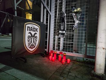 Καντηλάκια, λουλούδια και μεσίστιες σημαίες: Το Sportal στην Τούμπα που θρηνεί (pics)